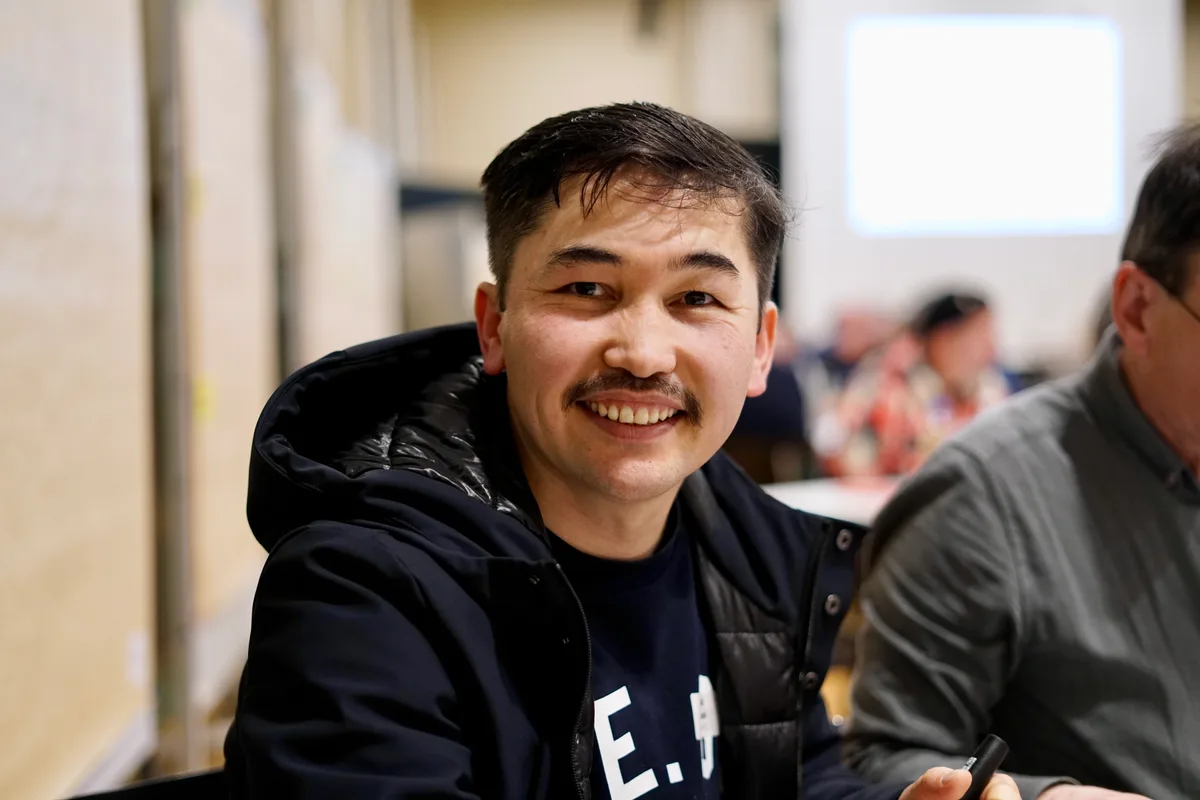 Man sieht einen Teilnehmer am Workshop.